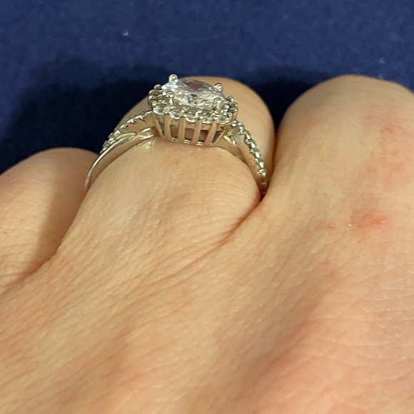 Sterling silver (stamped .925 ) gorgeous ring with diamond simulate, size 8 - Picture 7 of 8